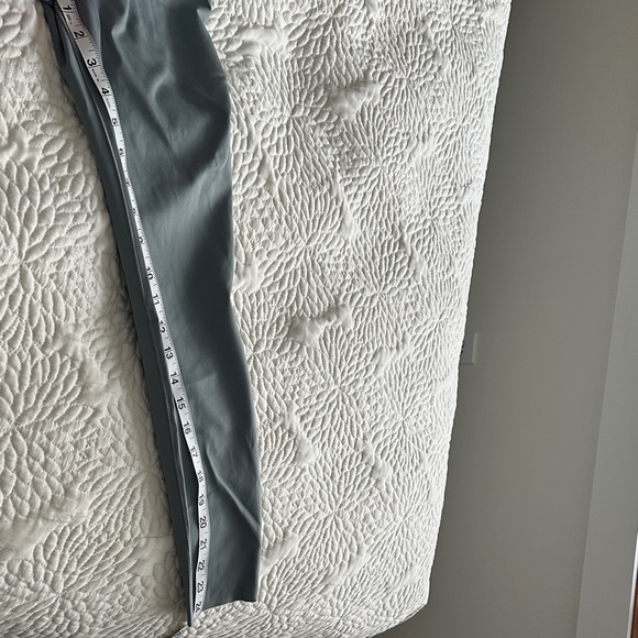 Vuori Women's Leggings in Sage Green - Picture 5 of 6